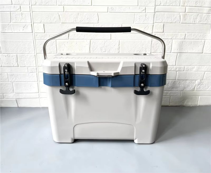 25L Insulated Plastic Cooler Box for Efficient Outdoor Temperature Control 3